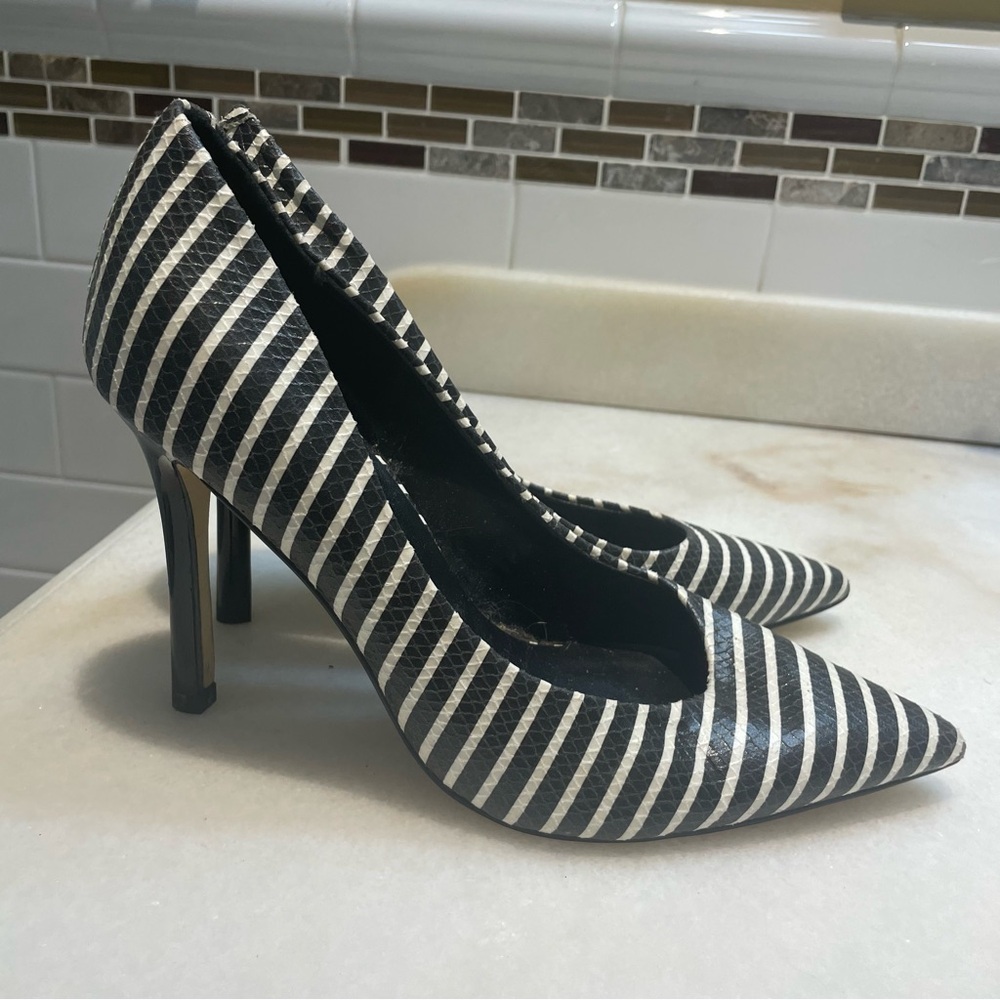 Guess Black and White Striped Stiletto Pointed Toe Heels - Size 8.5 Worn Once
